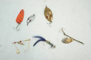lot 143 image: vintage fishing lures