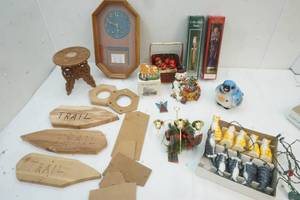 lot 156 image: holiday decor
