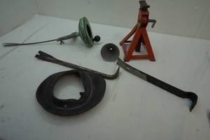 lot 218 image: crow bars