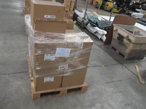 lot 417 image: Pallet of Roughly 65 4-Packs of B Grade Illure Candles - 5 inch White and 7 inch Gold - Working B Grade