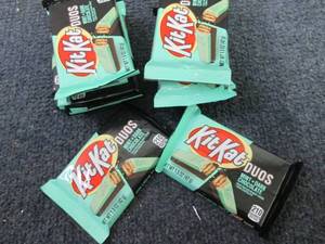 lot 255 image: 12- 1.5 oz KitKat Duos...