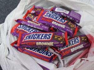 lot 300 image: 12- 1.2 oz Snickers Peanut Brownies...