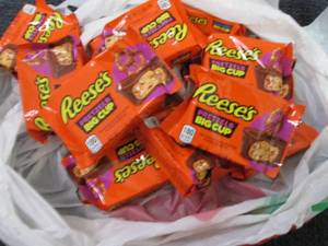 lot 301 image: 12- 1.3 oz Reeses Pretzels Big Cup...