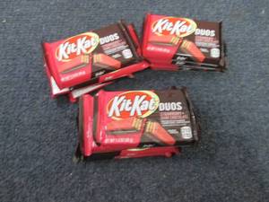 lot 302 image: 12- 1.5 oz KitKat Duos...