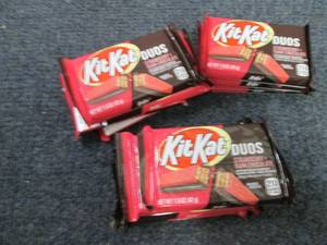 lot 304 image: 12- 1.5 oz KitKat Duos...