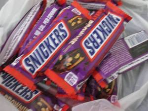 lot 311 image: 12- 1.2 oz Snickers Peanut Brownies...