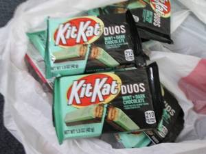 lot 356 image: 12- 1.5 oz KitKat Duos...