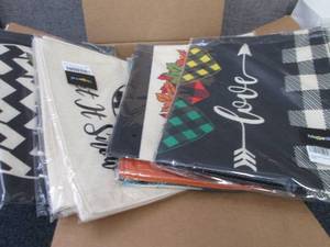 lot 84 image: 10 pk Garden Flag Set...