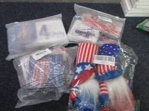 lot 128 image: 4pks - 4th of July Dcor...
