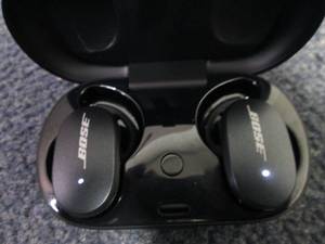 lot 179 image: LB-Bose QuietComfort Noise-Cancelli...
