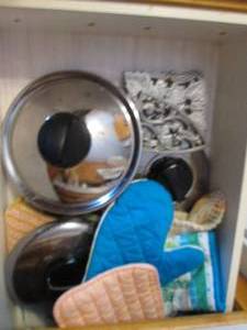 Drawer including pot holders, trive...