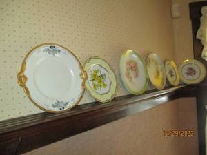 Lot of 13 decorative porcelain plat...