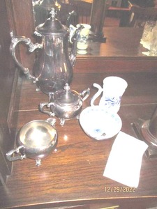 Vintage teapot and 2 blue onion p...