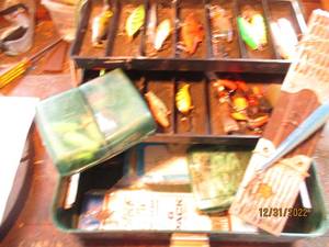 Vintage plastic tackle box with met...