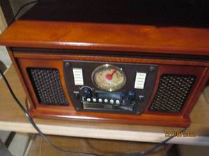 Vintage Turntable with CD Player, T...