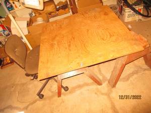 Sawhorses, rolling desk chair and L...