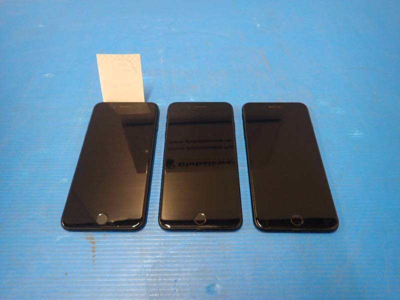 Lot of 3 Apple&nbspiPhone 7 Plus A1661  32GB of storage  Carrier unlocked  includes charging cables  all phones have same specs