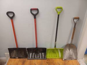 4 SHOVELS