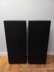 2 MEGA SOUND HOME SPEAKERS