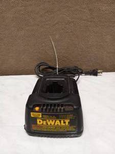 DEWALT BATTERY CHARGER
