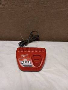 MILWAUKEE M12 BATTERY CHARGER