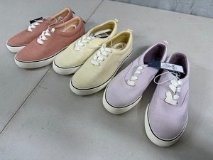 lot 135 image: 3 New Pairs Universal Thread Shoes Size 5W