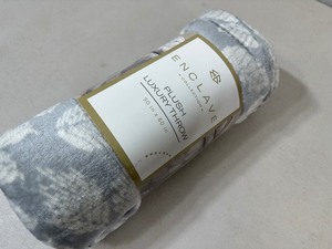 lot 148 image: New 50 x 60 Plush Luxury Throw Blanket