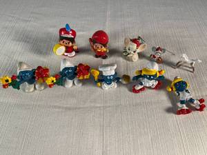 5 Smurfs and 4 holiday characters and a horse