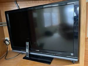 40 Sony flat screen TV with remote - works