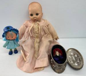 lot 13 image: Vintage Dolls