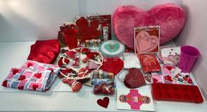 lot 67 image: Large Group Of Valentines Items