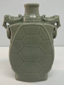 lot 121 image: Antique Unmarked Asain Turtle Shell Vase
