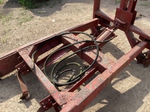 lot 40 image: Graves Manufacturing 3 point round bale lift