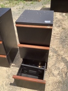 lot 111 image: Metal 3 drawer file cabinet
