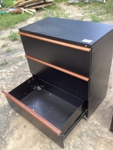 lot 112 image: Metal 3 drawer file cabinet
