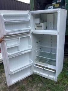 lot 113 image: GE Refrigerator