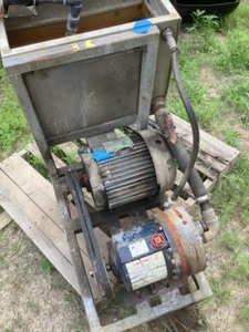 lot 39 image: Lincoln 10 hp 3 phase electric motor wHydrawell water pump