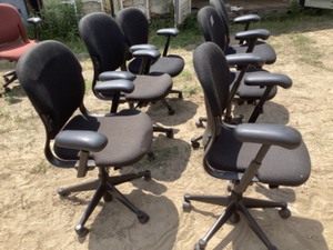 lot 130 image: Lot of 6 office chairs
