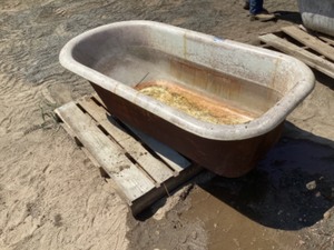 lot 36 image: Cast iron bathtub