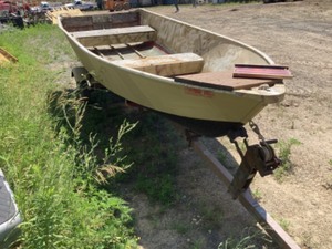 lot 3 image: Aluminum Boat