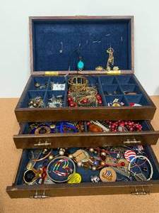 lot 2 image: VTG Wood Jewelry Box wcontents
