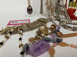 lot 5 image: Vintage Jewelry wStand