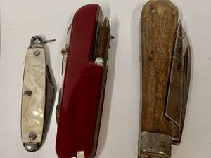 lot 10 image: 9 Pocket knives