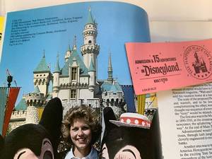 lot 16 image: Vtg Disneyland 1985 Books