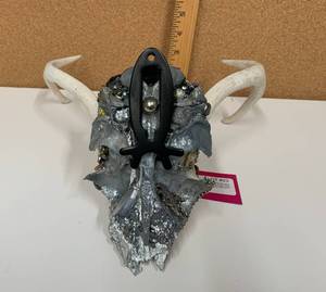lot 23 image: Metal Dcor Skull and horns
