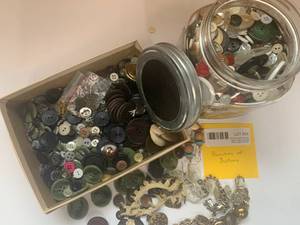 lot 34 image: Sewing Buttons Group