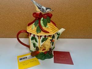 lot 35 image: Lenox Cardinal Bird Teapot