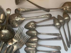 lot 40 image: Mix of Silverware Rogers Glastonbury