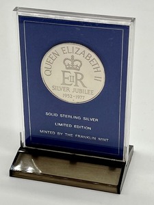 lot 84 image: The Royal Silver Jubilee Sterling Silver Commemorative Medal - 1977 Franklin Mint Queen Elizabeth II Silver Jubilee Sterling Medal
