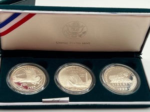 lot 25 image: 1994 United States Veterans Commemorative Silver Dollar Coin Proof Set
